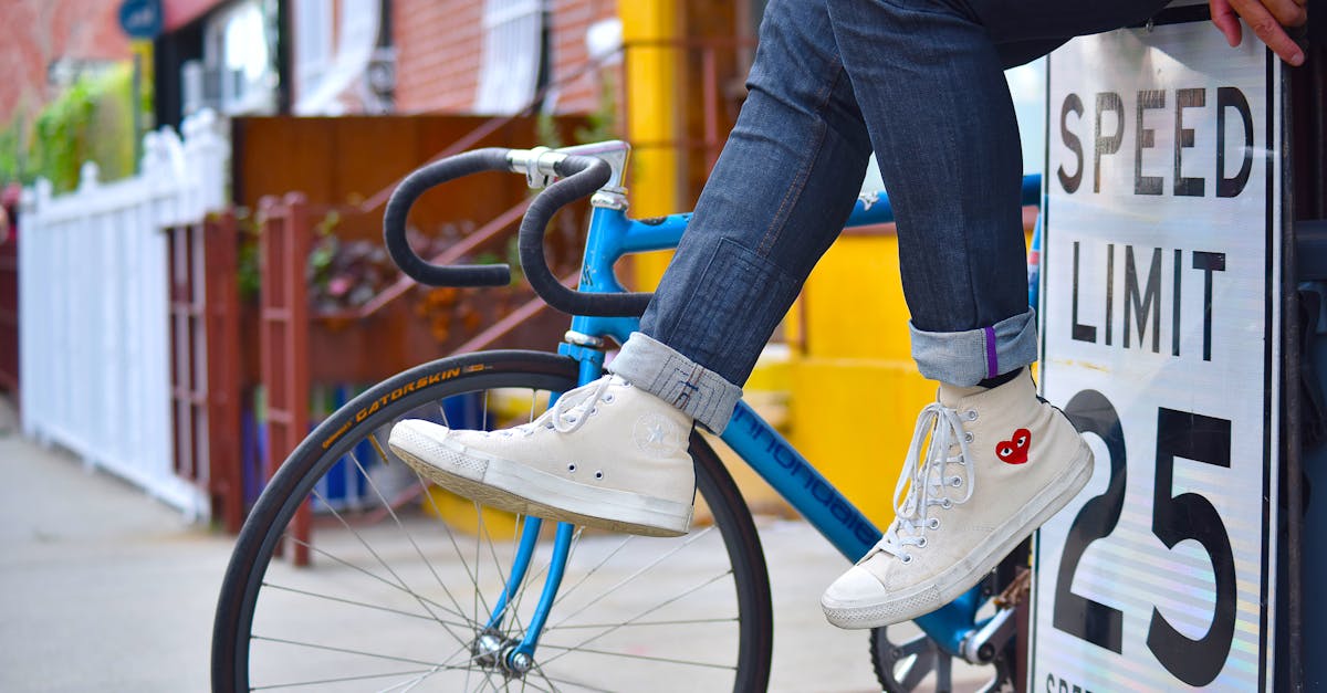 descubre nuestras zapatillas de ciclismo diseñadas para ofrecer comodidad, rendimiento y estilo en cada pedaleo. con materiales de alta calidad y un ajuste perfecto, pedalea hacia nuevas aventuras con confianza.