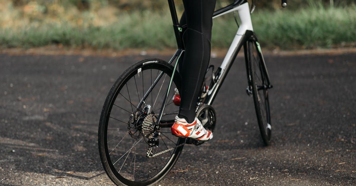 descubre nuestra selección de zapatillas de ciclismo, diseñadas para ofrecer comodidad, rendimiento y estilo en cada pedalada. encuentra el par perfecto para optimizar tus rutas y disfrutar al máximo de tu pasión por el ciclismo.