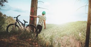 descubre la emocionante experiencia del mountain biking: recorre senderos desafiantes, disfruta de paisajes naturales impresionantes y mejora tus habilidades sobre dos ruedas mientras te adentras en la aventura al aire libre.