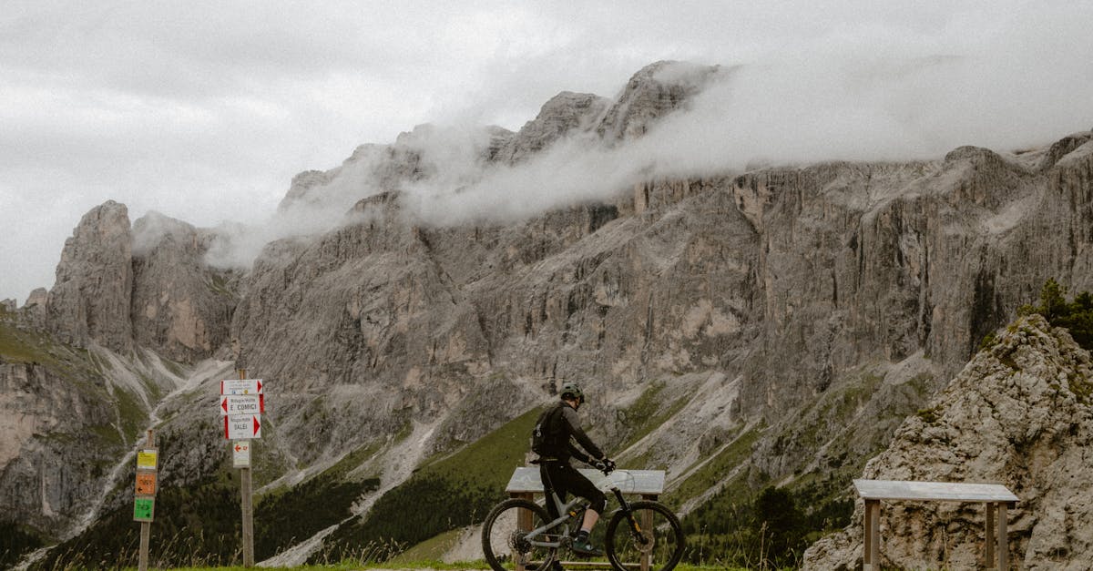 descubre las mejores rutas de ciclismo de montaña, ideal para aventureros y amantes de la naturaleza. explora senderos desafiantes, paisajes impresionantes y vive la emoción del mountain biking en un entorno espectacular.