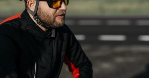 descubre las mejores gafas de sol para ciclismo que combinan estilo, comodidad y protección. mejora tu rendimiento en la carretera con lentes de alta calidad que ofrecen una clara visibilidad y una intensa defensa contra los rayos uv.