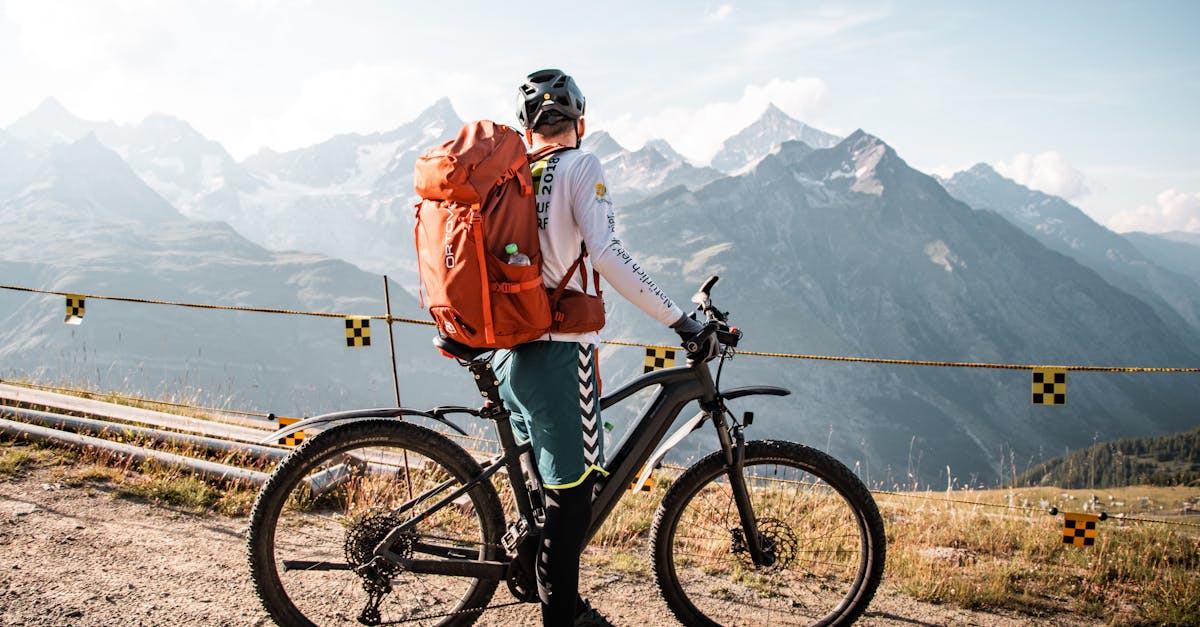 descubre consejos esenciales para garantizar la seguridad en bicicleta. aprende sobre el uso adecuado del casco, señalización y las normas de tráfico que todo ciclista debe conocer para pedalear de manera segura.