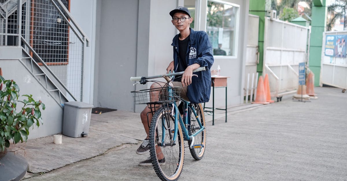 descubre nuestras gafas de ciclismo, diseñadas para ofrecerte la máxima protección y comodidad en cada pedalada. estilo y rendimiento se unen para mejorar tu experiencia sobre la bici.