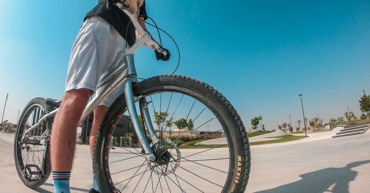 descubre nuestros guantes de ciclismo, diseñados para ofrecerte comodidad y protección en cada ruta. con materiales de alta calidad y un ajuste perfecto, mejora tu rendimiento y disfruta de tus paseos en bicicleta sin preocupaciones.