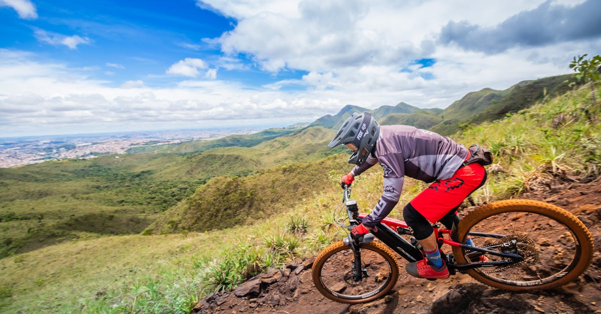 descubre los errores comunes en el ciclismo que pueden afectar tu rendimiento y seguridad. aprende a evitarlos y mejora tu experiencia sobre la bici.