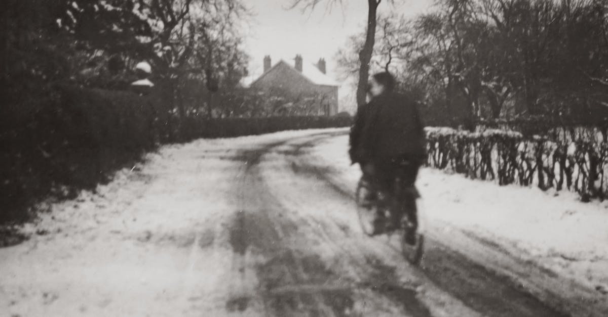 descubre la emoción del ciclismo invernal: consejos para mantenerte caliente, rutas desafiantes y equipamiento esencial para disfrutar de cada pedaleo en la nieve.