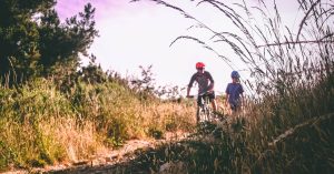 descubre la emoción del mountain biking en paisajes impresionantes. disfruta de rutas desafiantes y aventuras al aire libre mientras exploras la naturaleza en su máxima expresión.